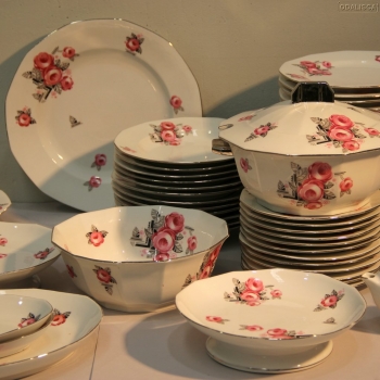 VAJILLA DE PORCELANA ART DÉCO. FRANCIA. - Compuesta por: 23 platos llanos, 12 platos hondos, 12 de postre, 1 sopera, 2 fruteros, 1 ensaladera, 3 fuentes, 2 esparragueras, 1 salsera.